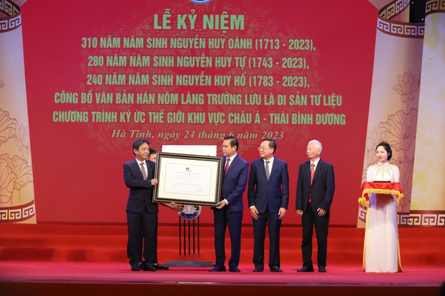 Đón bằng công nhận Văn bản Hán Nôm làng Trường Lưu là di sản tư liệu - Ảnh 1.
