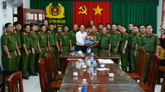 Chủ tịch UBND tỉnh Bình Định Phạm Anh Tuấn biểu dương Phòng Cảnh sát hình sự Công an tỉnh Bình Định