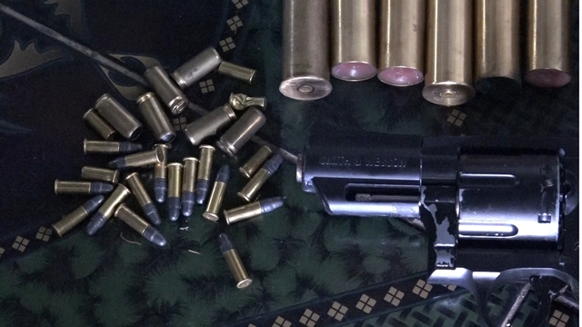 Súng và đạn được công an thu giữ trong quá trình điều tra tại H.Tuy Phước