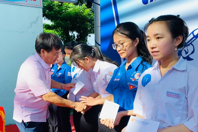 Quảng Ngãi: Gần 1.000 tình nguyện viên hỗ trợ kỳ thi tốt nghiệp THPT quốc gia - Ảnh 4.