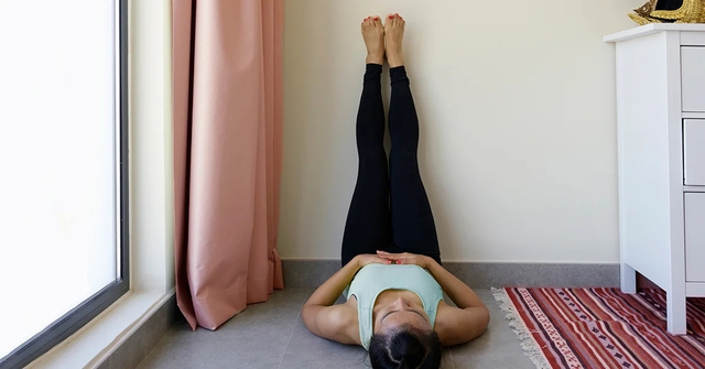 Asana yoga với tường- bài tập cho nữ giúp cân bằng cảm xúc và sức khỏe - Ảnh 3.