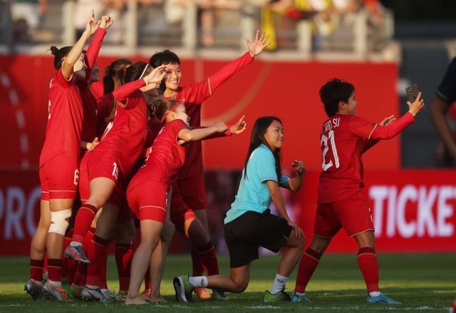 Cảm động Huỳnh Như chấn thương, vẫn ăn mừng cực 'sung' cùng đội tuyển nữ Việt Nam - Ảnh 1.