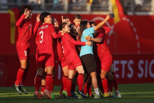 Cảm động Huỳnh Như chấn thương, vẫn ăn mừng cực 'sung' cùng đội tuyển nữ Việt Nam - Ảnh 2.