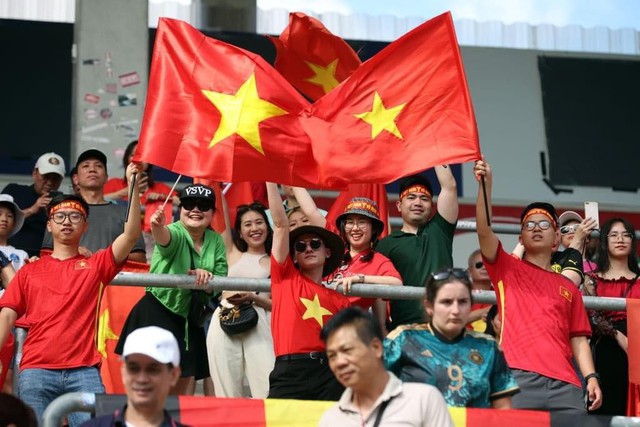 Cảm động Huỳnh Như chấn thương, vẫn ăn mừng cực 'sung' cùng đội tuyển nữ Việt Nam - Ảnh 4.