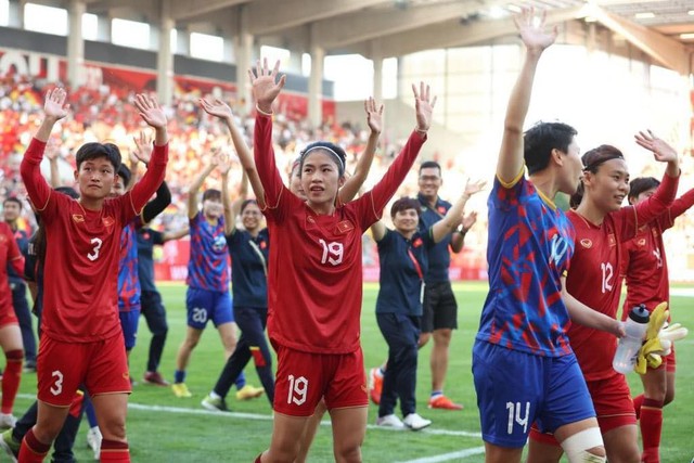 Cảm động Huỳnh Như chấn thương, vẫn ăn mừng cực 'sung' cùng đội tuyển nữ Việt Nam - Ảnh 5.