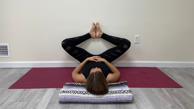 Asana yoga với tường- bài tập cho nữ giúp cân bằng cảm xúc và sức khỏe - Ảnh 6.