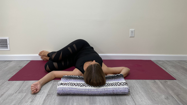 Asana yoga với tường- bài tập cho nữ giúp cân bằng cảm xúc và sức khỏe - Ảnh 8.