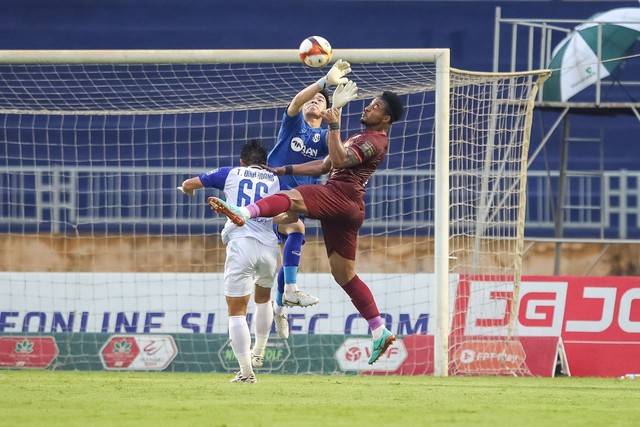 Hòa SLNA 0-0, Bình Định FC phàn nàn trọng tài - Ảnh 1.