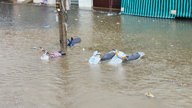Bảo Lộc: Mưa lớn nhiều tuyến đường bị chia cắt do nước ngập - Ảnh 3.