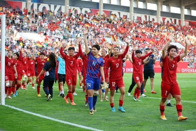 Thủ môn số 1 đội tuyển nữ Việt Nam tự hào về hàng thủ kiên cường - Ảnh 1.