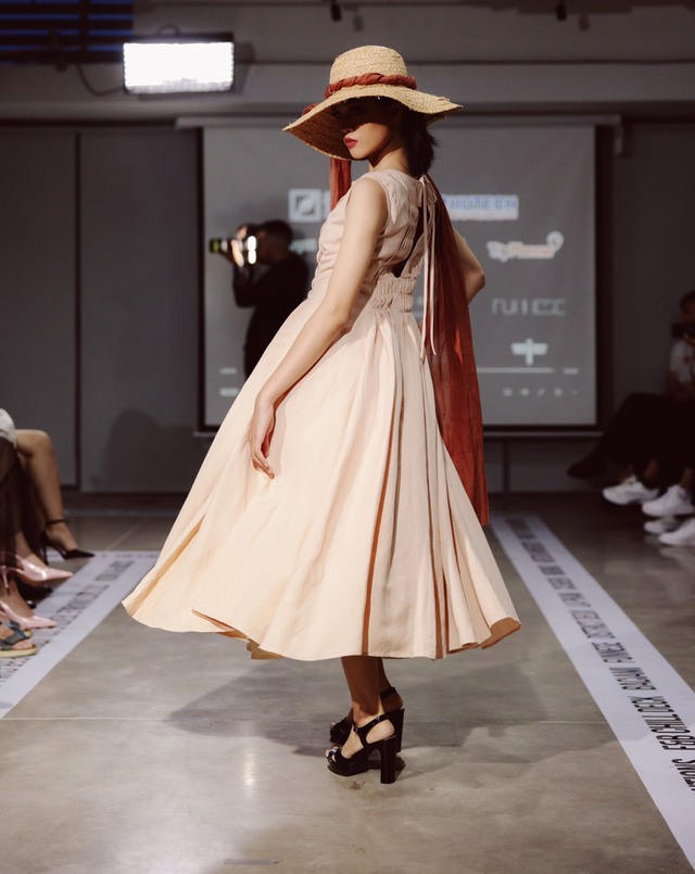 Đầm trắng, sơ mi tay bồng, đầm dây coktail...óng ánh trên chất liệu tơ tằm, linen - Ảnh 5. Đầm trắng, sơ mi tay bồng, đầm dây coktail...óng ánh trên chất liệu tơ tằm, linen - Ảnh 5.