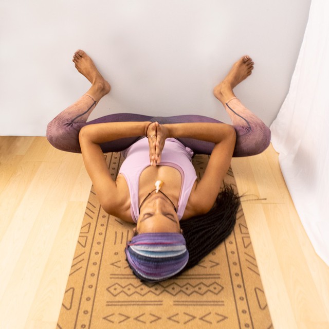 Asana yoga với tường- bài tập cho nữ giúp cân bằng cảm xúc và sức khỏe - Ảnh 7.