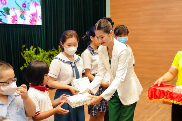 Hoa hậu Nguyễn Thanh Hà giúp nữ công nhân mất việc kỹ năng khởi nghiệp nhỏ tại gia - Ảnh 4.
