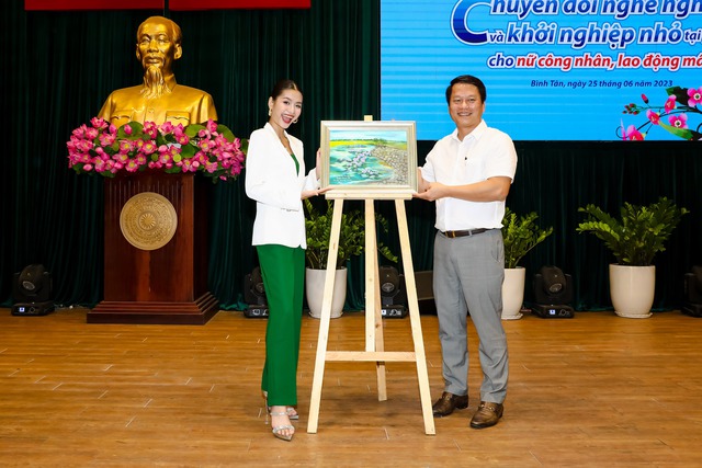 Hoa hậu Nguyễn Thanh Hà giúp nữ công nhân mất việc kỹ năng khởi nghiệp nhỏ tại gia - Ảnh 3.