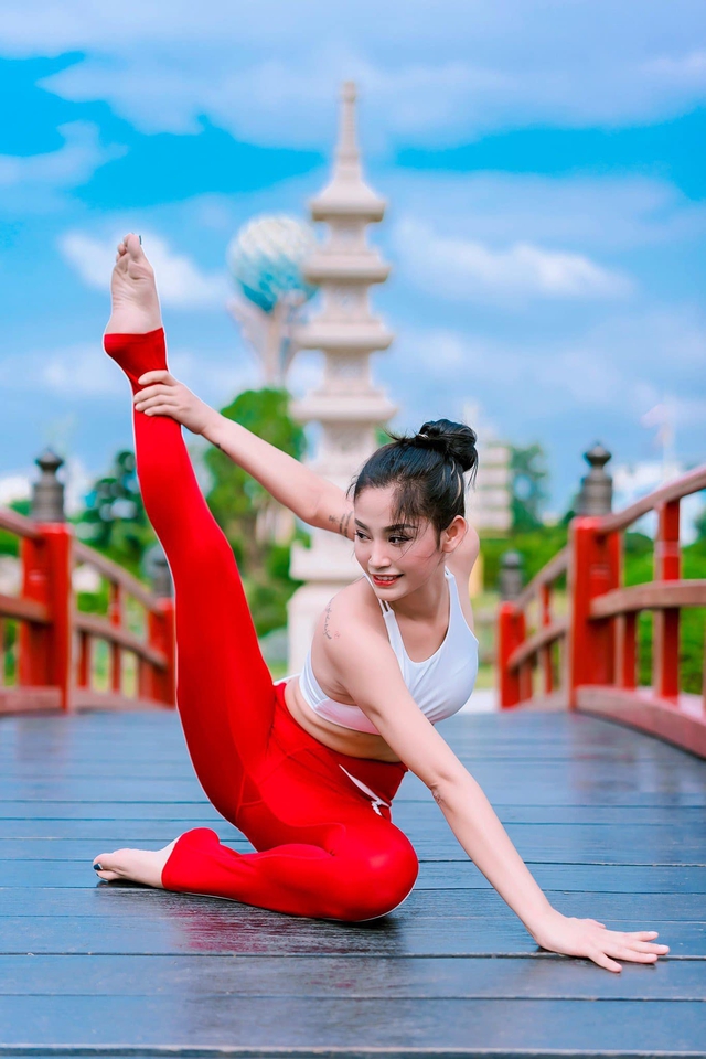 Asana yoga với tường- bài tập cho nữ giúp cân bằng cảm xúc và sức khỏe - Ảnh 1.