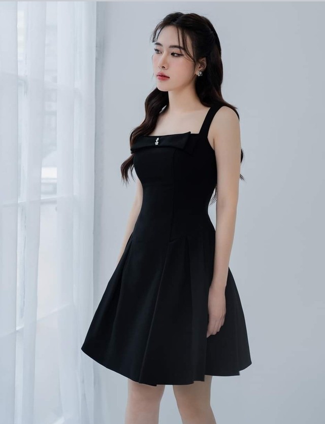 Váy hai dây màu đen dành cho nữ mùa hè 2023 váy dài mới hai mảnh sườn xám
