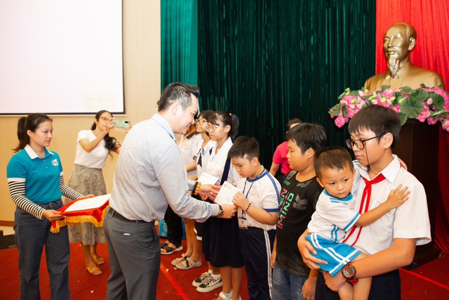 Hội Doanh nhân trẻ Việt Nam thực hiện nhiều chương trình giúp trẻ em khó khăn - Ảnh 1.
