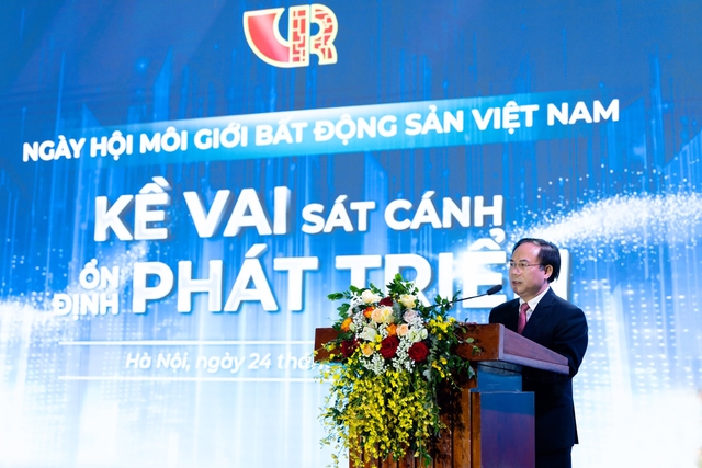 Thứ trưởng Bộ Xây dựng Nguyễn Văn Sinh phát biểu tại chương trình