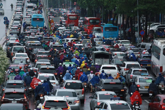 Mưa lớn giờ cao điểm, người Hà Nội chật vật di chuyển trên đường phố - Ảnh 3.