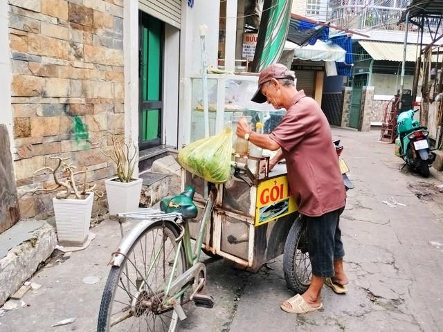 Người đàn ông 57 năm bán gỏi khô bò khắp TP.HCM, tìm niềm vui từ nghề - Ảnh 7.