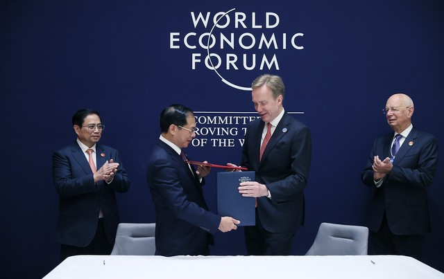 WEF cam kết thúc đẩy hợp tác mạnh mẽ với Việt Nam  - Ảnh 1.