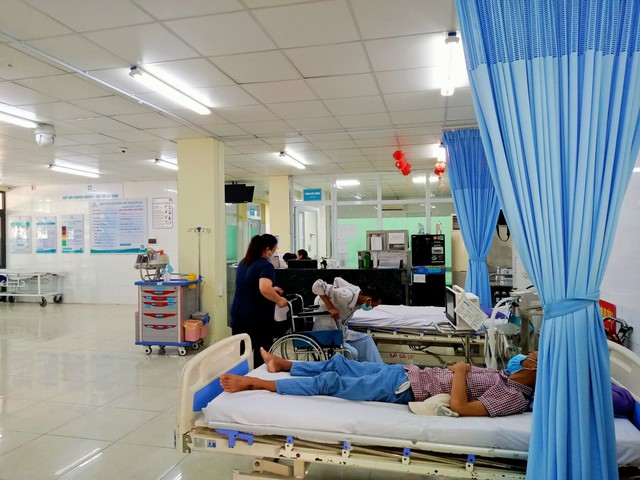 Đà Nẵng: Đoàn du khách 7 người nhập viện vì ngộ độc thực phẩm - Ảnh 1.
