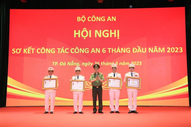 Thiếu tướng Vũ Hồng Văn, Cục trưởng A03 nhận huân chương Quân công hạng Nhì - Ảnh 1.