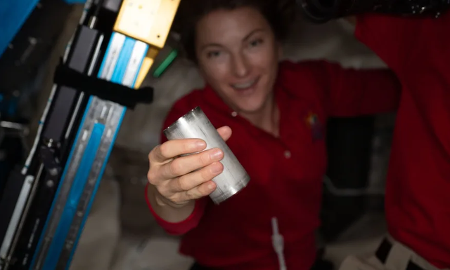 NASA tái chế 98% nước bài tiết của các phi hành gia thành nước uống - Ảnh 1.