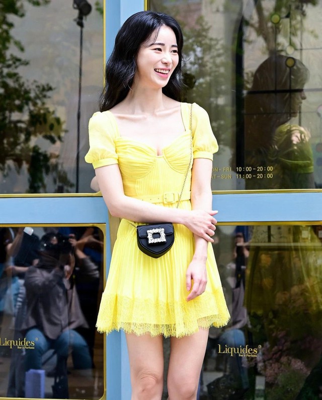 Sao Hàn khoe vóc dáng quyến rũ với váy mini - Ảnh 7.