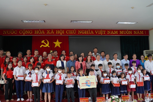 Dai-ichi Life VN trao học bổng 200 triệu đồng cho học sinh khó khăn tại Long An - Ảnh 2.