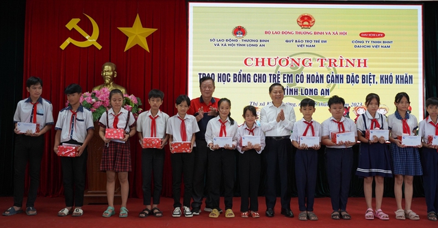Dai-ichi Life VN trao học bổng 200 triệu đồng cho học sinh khó khăn tại Long An - Ảnh 3.
