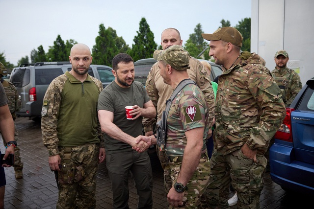 Tổng thống Ukraine thăm tiền tuyến, ca ngợi bước tiến trên mọi mặt trận - Ảnh 1.