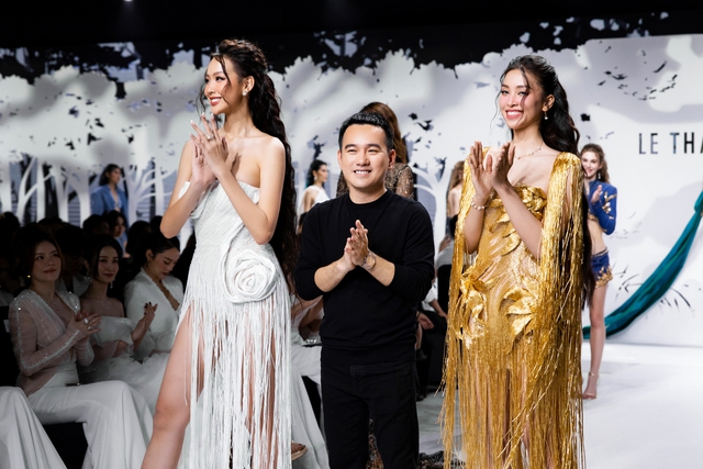 NTK Lê Thanh Hoà mở màn Vietnam International Fashion Week 2023 với BST ‘Hoa trên sóng nước’ - Ảnh 2.