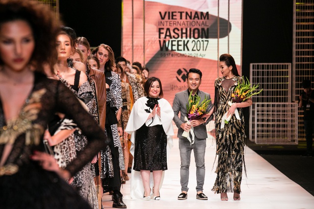 NTK Lê Thanh Hoà mở màn Vietnam International Fashion Week 2023 với BST ‘Hoa trên sóng nước’ - Ảnh 1.