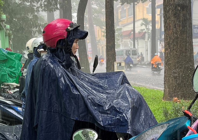 'Mong mưa tạnh để đón con về, mình có ướt chút cũng không sao'  - Ảnh 3.