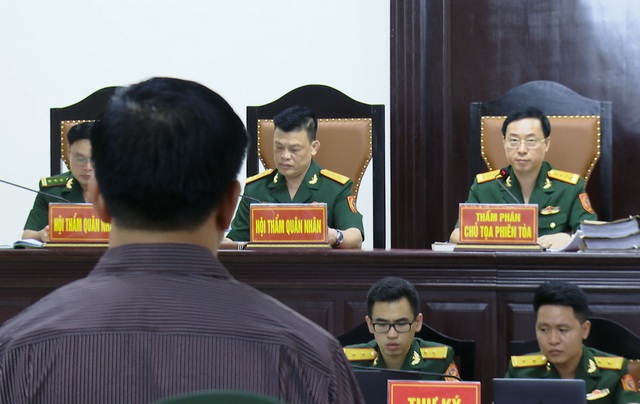 Hình ảnh 5 cựu tướng lĩnh cảnh sát biển hầu tòa vì tham ô 50 tỉ - Ảnh 8.