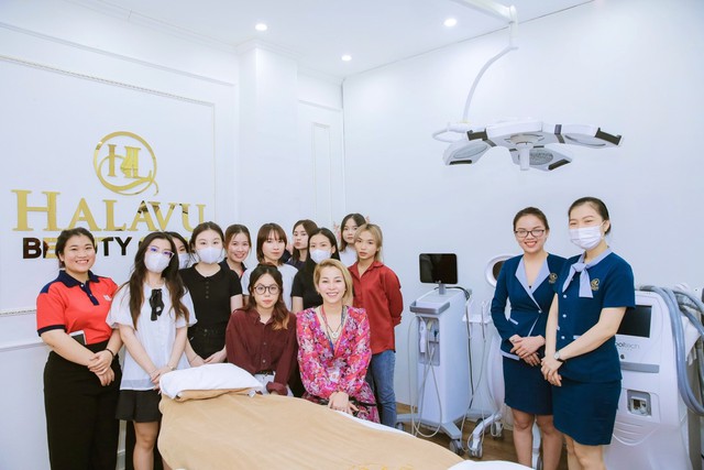 Chuyên gia làm đẹp Nguyễn Bảo Châu cùng sinh viên tham quan Halavu Clinic - Ảnh 1.