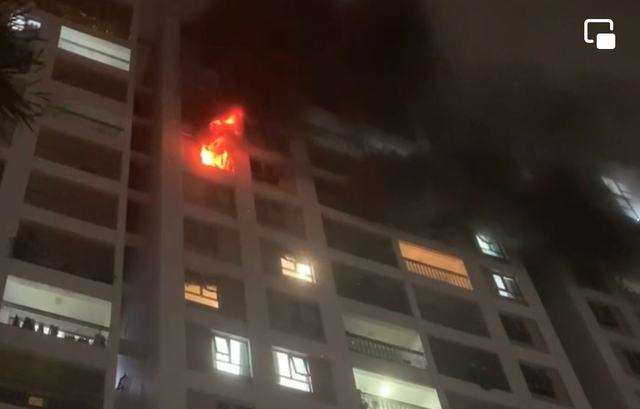 Cháy căn hộ chung cư ở TP.Thủ Đức, cư dân ôm đồ tháo chạy trong đêm - Ảnh 1.