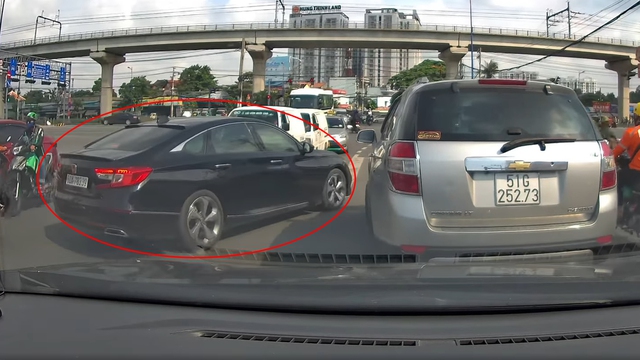 Ô tô Honda Civic loi nhoi, ‘cướp đường’ xe khác trên phố: Dân mạng phẫn nộ - Ảnh 2.
