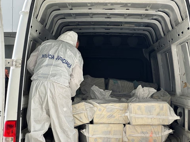 Tiêu hủy 6 tấn cocaine, Bồ Đào Nha cảnh báo nạn buôn lậu ma túy tràn lan - Ảnh 1.