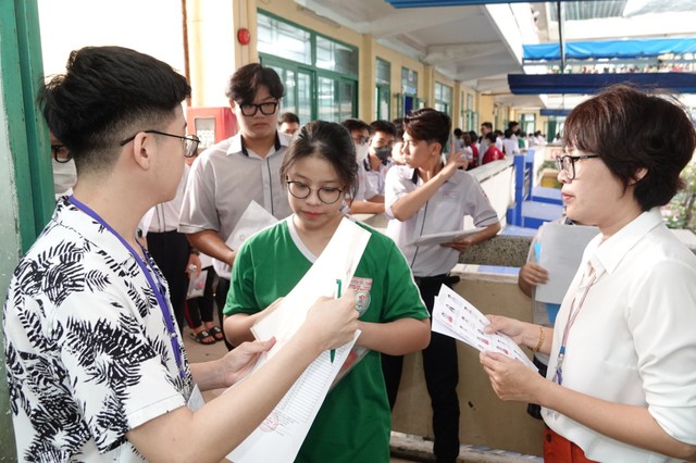 Ngày đầu thi tốt nghiệp THPT:  Sáng lọt đề văn,  chiều 'tuồn' đề toán   - Ảnh 1.