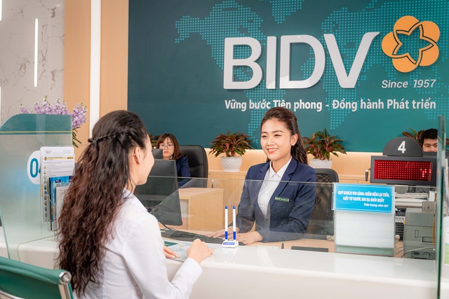 Khách hàng giao dịch tại quầy tại chi nhánh BIDV