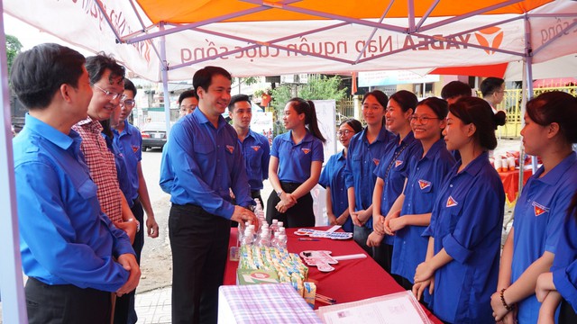 Anh Ngô Văn Cương thăm đội hình Tiếp sức mùa thi tại Thái Nguyên - Ảnh 1.
