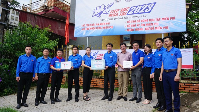 Anh Ngô Văn Cương thăm đội hình Tiếp sức mùa thi tại Thái Nguyên - Ảnh 2.