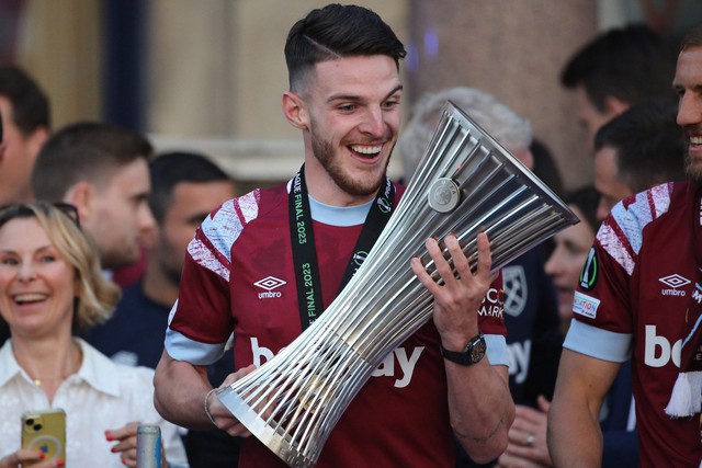 Arsenal nâng mức giá kỷ lục mua Declan Rice - Ảnh 1.