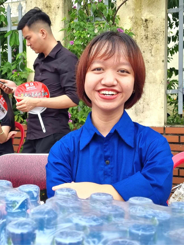 Tình nguyện viên 'tí hon' luôn nở nụ cười khi Tiếp sức mùa thi - Ảnh 1.