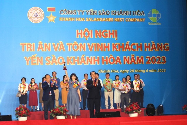 Phó chủ tịch tỉnh Khánh Hòa Lê Hữu Hoàng và ông Nguyễn Anh Hùng, Chủ tịch HĐTV Công ty Yến sào Khánh Hòa trao thưởng cho nhà phân phối xuất sắc kim cương