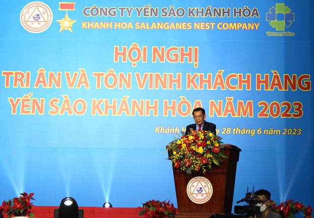 Ông Nguyễn Anh Hùng, Chủ tịch HĐTV Công ty Yến sào Khánh Hòa, phát biểu tại hội nghị