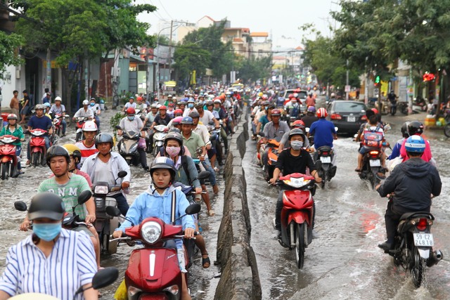 Người dân TP.HCM cần lưu ý gì khi đi trên đường Huỳnh Tấn Phát trong mùa mưa? - Ảnh 1.