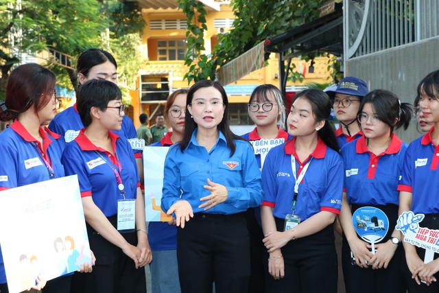 Bí thư T.Ư Đoàn Nguyễn Phạm Duy Trang thăm sinh viên tình nguyện Tiếp sức mùa thi - Ảnh 8.